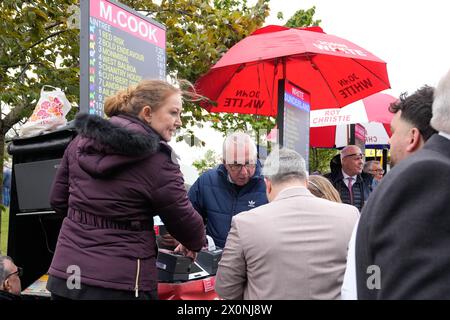 Liverpool, Großbritannien. April 2024. 13. April 2024; Aintree Racecourse, Aintree, Merseyside, England: 2024 Grand National Festival Day 3; Teilnehmer platzieren ihre Wetten am 3. Tag des Festivals Credit: Action Plus Sports Images/Alamy Live News Stockfoto