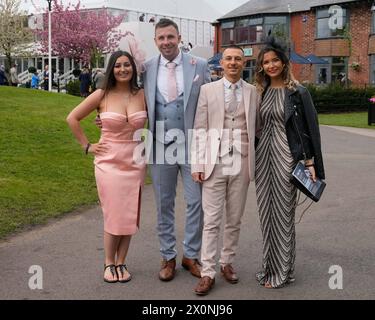 Liverpool, Großbritannien. April 2024. 13. April 2024; Aintree Racecourse, Aintree, Merseyside, England: 2024 Grand National Festival Day 3; Rennfahrer kommen am 3. Tag des Festivals auf dem Kurs an. Credit: Action Plus Sports Images/Alamy Live News Stockfoto