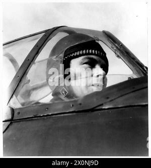 Ein Segelflieger wird im Cockpit seines Flugzeugs während einer Übung der britischen Armee gezeigt. Stockfoto