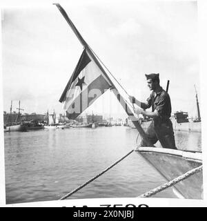 JUGOSLAWIEN IN ITALIEN - die Flagge der Befreiung wird auf dem Heck des Schiffes gehisst, das die verwundeten Patrioten in das von den Alliierten besetzte Italien brachte. Das Schiff mit 340 Tonnen Brutto trägt den Namen „Baker“ und wurde zusammen mit 62 ähnlichen Schiffen in Cowes, England, für die jugoslawische Regierung gebaut. Jetzt sind nur noch zwei dieser Schiffe über Wasser, eines davon in deutscher Hand in Dalmatien. Sie wurden in der Vorkriegszeit für die Beförderung von Passagieren und Fracht zwischen den Dalmation-Inseln und dem Dalmation-Festland genutzt. Fotografisches negativ, britische Armee Stockfoto