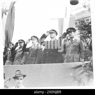 JUGOSLAWIEN FEIERT 27. MÄRZ - Partisan General Iojanovic nimmt den Gruß, als Partisanen vorbeiziehen. Bei ihm sind Colonel Thayer und Air-Vice Marshal B.M. Lee. Fotografisches negativ, britische Armee Stockfoto