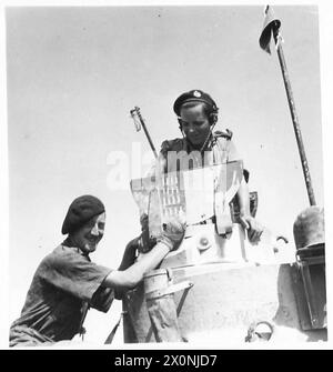 NEUESTE BILDER AUS DER westlichen WÜSTE - dieser Panzerschützen hat seine Anzahl deutscher Panzer auf dem Geschützturm markiert. Fotografisches negativ, britische Armee Stockfoto