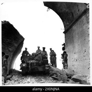 INVASION IN ITALIEN BAILEY-BRÜCKENBAU - Ein Bren-Träger, der über die Trümmer der durchgebrannten Brücke fährt. Fotografisches negativ, britische Armee Stockfoto