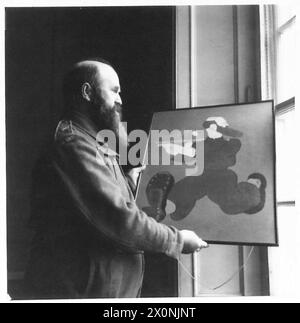 Ein Sergeant der 1. Gewehrbrigade, 1. Polnisches Korps, wird neben einer Karikatur von sich gezeigt, die für die Offizierskammer in Cupar verantwortlich ist. Das Foto dokumentiert das häusliche und soziale Leben polnischer Truppen in Schottland und ihre Integration in lokale Gemeinden. Bilder stammen von der polnischen Armee. Stockfoto