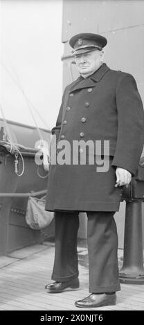 MR. CHURCHILLS SEEREISE IN DIE USA - ERSTE BILDER. MAI 1943, AN BORD DER SS QUEEN MARY AUF DEM WEG IN DIE USA. HERR CHURCHILL WURDE VON HOCHRANGIGEN BEAMTEN UND MINISTERN BEGLEITET. - Mr. Churchill auf der Brücke der SS-KÖNIGIN MARY Stockfoto