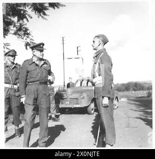 NORTH AFRICAINSPECTION VON DMS APHQ DES MEDIZINISCHEN DIENSTES : 1 PANZERDIVISION - Generalmajor Cowell inspiziert die Ehrenwache. Fotografisches negativ, britische Armee Stockfoto