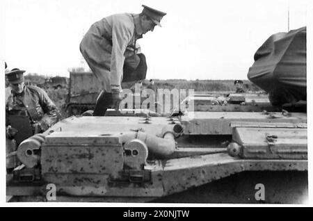 DER OBERBEFEHLSHABER BESUCHT DAS westliche KOMMANDO - während der Tour des C-in-C besuchte er eine AFV-Strecke. Er inspizierte Panzer und sah sie in Aktion. Der C-in-C ist an Bord eines Crusader-Panzers in der Range zu sehen (Hinweis 6-pdr. Pistole in H.26493). Fotografisches negativ, britische Armee Stockfoto