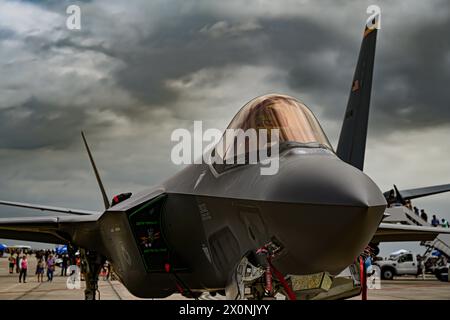 Militärflugzeuge aus mehreren Epochen wurden auf der Great Texas Airshow am 7. April 2024 auf der Joint Base San Antonio-Randolph, Texas, ausgestellt. Stockfoto