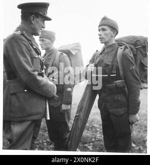 OBERBEFEHLSHABER HOME FORCESINSPECTS LIASON-REGIMENT - das C-in-C inspiziert einen der Männer des Liasion-Regiments, der die komplette Ausrüstung trägt. Fotografisches negativ, britische Armee Stockfoto