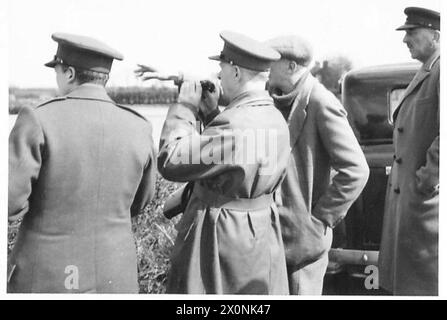 LORD GORT INSPIZIERT EINE ARTILLERIE-REICHWEITE - Lord Gort inspiziert die Reichweite durch sein Fernglas. Fotografisches negativ, britische Armee Stockfoto