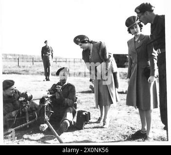 SEINE MAJESTÄT DER KÖNIG MIT SEINER ARMEE - ein Offizier im Gespräch mit Prinzessin Elizabeth, während Ihre Majestät mit einem Maschinenschützen spricht. Fotografisches negativ, britische Armee Stockfoto