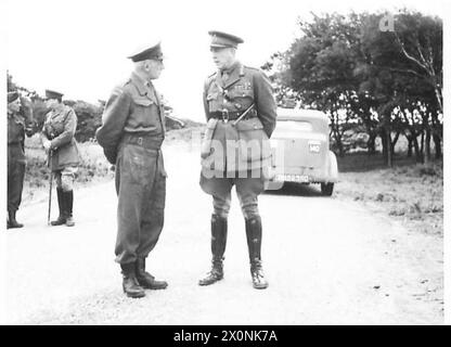 ULSTER HOME GUARD CAMP - Generalleutnant Franklyn spricht mit einem Hauswächter Lt.Coll. J. Bagwell, MVO., MC., Kommandant des 3. Bataillons der Home Guard. Fotografisches negativ, britische Armee Stockfoto