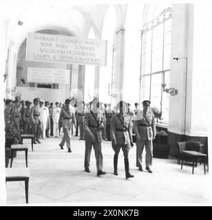 ITALIEN: GENERAL SIR H. ALEXANDER ERÖFFNET DAS RASTLAGER DER STREITKRÄFTE - General Alexander führt eine Inspektion des Rastzentrums durch. Fotografisches negativ, britische Armee Stockfoto