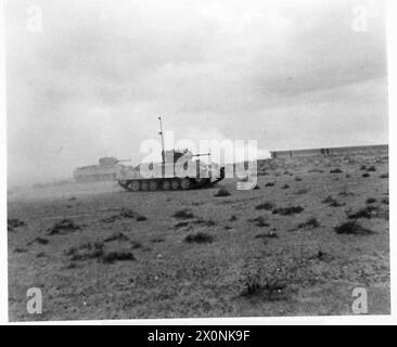 BILDER AUS DER westlichen WÜSTE - britische Panzer, die in der Nähe von Bardia gegen den Feind vorgehen. Fotografisches negativ, britische Armee Stockfoto