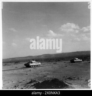 BILDER AUS DER westlichen WÜSTE - zwei unserer Panzer kehren aus der Schlacht zurück auf dem Weg zu ihrer Basis. Fotografisches negativ, britische Armee Stockfoto