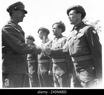 ALLIIERTE ARMEEN IM ITALIENISCHEN FELDZUG, 1943-1945: Feldmarschall Harold Alexander, Kommandeur der alliierten Armeen in Italien, schüttelt den Privatmann J. R. Beresford aus Birmingham. das Foto, das im Hauptquartier des 2. Korps in der Nähe von Bologna während des Besuchs von Feldmarschall Alexander bei verschiedenen Einheiten gemacht wurde, die für die Eroberung der Stadt verantwortlich waren polnische Armee, polnische Streitkräfte im Westen, polnische Armee, II., 8. Armee, Alexander, Harold Rupert Leofric George Stockfoto