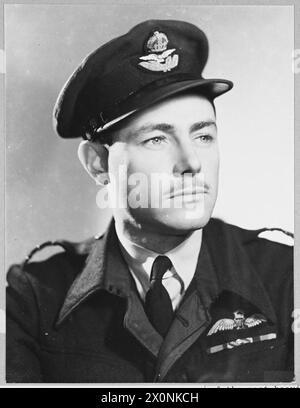WING COMMANDER J.N. DAVENPORT, DSO., DFC & BAR., GM. - Wing Commander John Napier Davenport vom R.A.F. Coastal Command, geboren 1920. Sein Haus ist in Blakehurst, New South Wales. Nach seiner Tätigkeit als Sergeant in der R.A.F.wurde er im Rahmen des Commonwealth Joint Air Training Plans ausgebildet und 1941 in Dienst gestellt. Während seines Dienstes bei der R.A.A.F. Geschwader wurde Wing Commander Davenport viermal dekoriert. Im Mai 1943 erhielt er den D.F.C. für seine Teilnahme an Operationen gegen einige der am stärksten verteidigten Ziele in Deutschland, darunter Hamburg, Essen und Dortmund sowie in Stockfoto