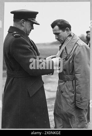 INVESTITURE IN EINER AMERIKANISCHEN JAGDSTATION IN GROSSBRITANNIEN - für die Geschichte siehe CH.12609 Picture (ausgestellt 1944) Shows - Colonel Anderson, ist mit dem C.B.E. von Air Chief Marshal Sir Trafford Leigh-Mallory Photographic negative, Royal Air Force dekoriert Stockfoto