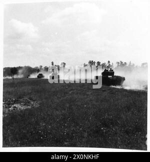 Eine CHURCHILL-BESATZUNG BEREITET SICH AUF DEN KAMPF VOR DAS LEBEN Einer CHURCHILL-PANZERBESATZUNG: Die Churchill-Tanks werfen Staubwolken auf, während sie über Felder und staubige Straßen in der Normandie fliegen. Fotografisches negativ, britische Armee, 21. Armeegruppe Stockfoto