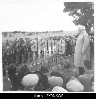 Fotografisches negativ, das Mr. Peter Fraser, Premierminister Neuseelands, beim marsch der Innenwache in Schottland zeigt. Stockfoto