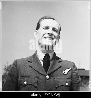 Fotografisches negativ, das Flugleutnant G. Newsham und Personal einer nördlichen RAF-Bomberstation 1943 zeigt. Stockfoto