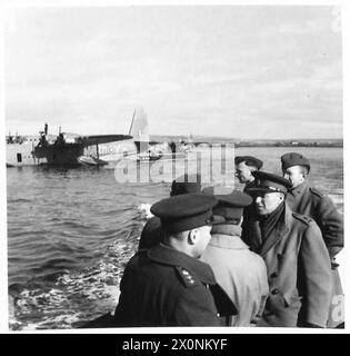 MIT DEM FLUGZEUG NACH ISLAND - Blick aus der Luft auf dem Weg. Fotografisches negativ, britische Armee Stockfoto