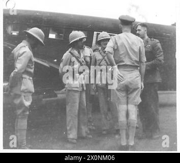 SZENEN IN UND UM ADDIS ABEBA SEIT DER ANKUNFT DES KAISERS - der Herzog von Harrar, der Sohn des Kaisers von Abessinien (zweiter von links), unterhielt sich mit Offizieren, bevor er von einem Flugplatz in Addis Abeba nach Harrar abreiste. Fotografisches negativ, britische Armee Stockfoto