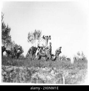 ACHTE ARMEE: JENSEITS DES FLUSSES SENIO - Männer von 28 (Maori) BTN. Bringt verwundete Kameraden rein. Fotografisches negativ, britische Armee Stockfoto