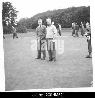 ANGLO-DÄNISCHES GOLFTURNIER - die beiden Finalisten auf dem letzten Grün [links] Lieutenant Bullock, [rechts] Major Beeckh. Fotografisches negativ , britische Rheinarmee Stockfoto