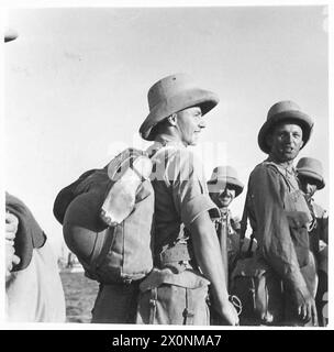 Fröhliche Soldaten der Polnischen Unabhängigen Karpaten-Brigade warten am Kai von Alexandria an Bord eines Zerstörers der Royal Navy, der zwischen dem 19. Und 28. August 1941 in sieben Konvois nach Tobruk gebracht werden soll. Stockfoto