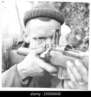 FÜNFTE ARMEE: ANZIO BRIDGEHEADINFANTRY PATROUILLE IM BRÜCKENKOPF (REKONSTRUIERT IN DER LINIE) - FUS. Riddel von 80 Blythe Street, Belfast, einer der beiden Scharfschützen auf der Patrouille. Fotografisches negativ, britische Armee Stockfoto