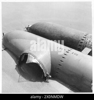 FÜNFTER ARMV : ANZIO BRÜCKENKOPF ERSTER EINSATZ VON DEUTSCHEN, MENSCHENANGETRIEBENEN TORPEDOS – dem ZwergU-Boot und Torpedo, das am Strand von Anzio liegt. Die Glaskuppel wurde gebrochen, um den Bediener freizulassen. Fotografisches negativ, britische Armee Stockfoto