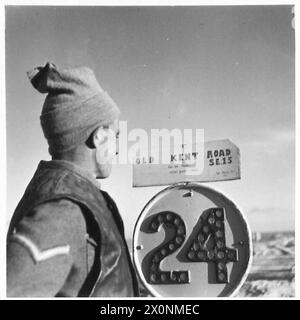 VERSCHIEDENE BILDER AUS DER westlichen WÜSTE - einer der Ausfahrten aus Tobruk wurde als „Old Kent Road“ bezeichnet. Fotografisches negativ, britische Armee Stockfoto