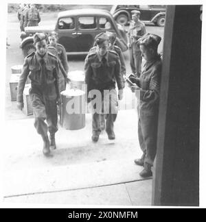 VERSCHIEDENE UNIFORMEN BRITISCHER UND ALLIIERTER NATIONEN IN LONDON - gemeinsames Bild der Repräsentanten. Fotografisches negativ, britische Armee Stockfoto