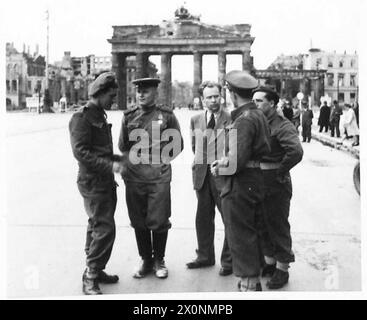 DEUTSCHLAND UNTER ALLIIERTER BESATZUNG – britische Truppen unterhielten sich mit einem sowjetischen Soldaten, wobei ein Polen als Dolmetscher fungierte. Im Hintergrund ist das Brandenburger Tor zu sehen. Eine Vorstandspartei der 7. Panzerdivision (Wüstenratten) zog am 3. Juni 1945 nach Berlin, wobei die Haupteinheit am nächsten Tag einzog. Diese Bilder geben einen ersten Eindruck davon, was in Berlin passiert, British Army, Red Army, British Army, 7th Division Stockfoto