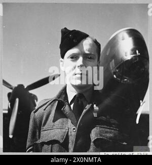 Flugfeldwebel Francis Edwin Mathers von der RAAF No.77 Squadron flog einen Bomber, der Mulheim im Juni 1943 Angriff. Das Flugzeug wurde durch Bodenfeuer schwer beschädigt und verlor zwei Motoren, die Steuerbord-Querruderkontrolle und drei durchbohrte Benzintanks, doch Mathers kehrte sicher zurück. Stockfoto