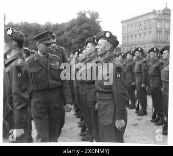 2. ARMEE-KOMMANDANT VERABSCHIEDET SICH VON DER 15. SCHOTTISCHEN DIVISION - General Dempsey inspiziert Einheiten der 15. Schottischen Division, die auf dem Marktplatz von Schwerin paraden sind. Fotografisches negativ, britische Armee, 21. Armeegruppe Stockfoto