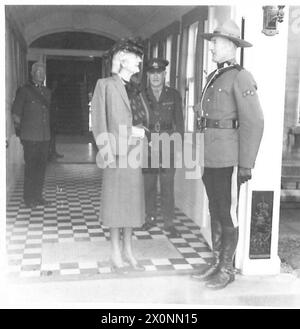 HERR WINSTON CHURCHILL IN QUEBEC - Mrs. Churchill spricht mit einem "Mountie", bevor sie in die Stadt geht. Fotografisches negativ, britische Armee Stockfoto