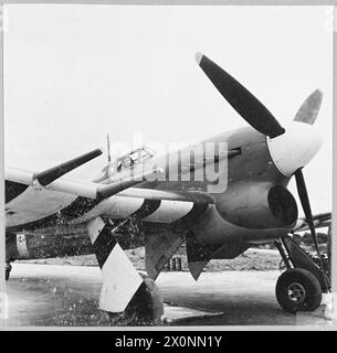 Eine Fotografie des Squadron Leader D.J. Scott aus dem Jahr 1943 in seinem RAF Typhoon-Flugzeug, die die Rolle eines Squadron Commander während der Operationen des Zweiten Weltkriegs zeigt. Stockfoto