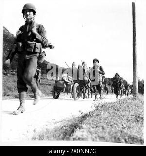 ITALIEN : FÜNFTE ARMYAMERICAN-FRONT - auf der Straße von Capriati bis zur Flussüberquerung, die die Infanterie-Pass-Männer entlasten, die aus der Linie kommen, um sich auszuruhen. Fotografisches negativ, britische Armee Stockfoto