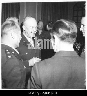 DINNER DER ANGLOAMERIKANISCHEN Zusammenarbeit - von links nach rechts - General Dwight D.Eisenhower spricht mit einer Gruppe von Offizieren Air Chief Marshall Sir Arthur Tedder. Fotografisches negativ, britische Armee Stockfoto