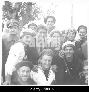 TUNIS - SZENEN NACH DEM FALL DER STADT - NAHAUFNAHME. Fotografisches negativ, britische Armee Stockfoto