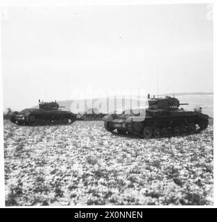 DIE POLNISCHE ARMEE IN GROSSBRITANNIEN, 1940-1947 - Valentine Mark III. Panzer der 16. Panzerbrigade (1. Polnisches Korps) steigen während der Jay-Übung in Position. Fifeshire, Schottland polnische Armee, polnische Streitkräfte im Westen, 1. Korps, 1. Polnische Armee im Westen, 16. Panzerbrigade, polnische Streitkräfte im Westen, 1. Korps, 16. unabhängige Panzerbrigade, polnische Streitkräfte im Westen, 1. Panzerdivision Stockfoto