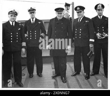 HERR CHURCHILL KEHRT VON KANADA ZURÜCK - auf der Brücke der Königin Maria während der Rückreise. Von links nach rechts - Stabschef Engineer J.Swanson Chefingenieur H.W. Botting, der Premierminister und Captain Bissett. Fotografisches negativ, britische Armee Stockfoto