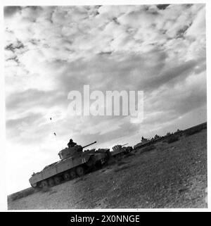 BILDER AUS DER westlichen WÜSTE - britische Panzer, die in der Nähe von Bardia gegen den Feind vorgehen. Fotografisches negativ, britische Armee Stockfoto