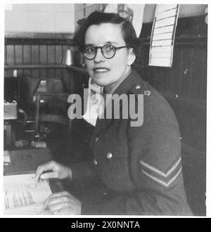 ATS RECRUITING CORPORALS - CPL. Phyllis Moore von St.Johns Road, Clevedon, Somerset. Informationen zur Geschichte finden Sie im Unterschriftenbuch. Fotografisches negativ, britische Armee Stockfoto