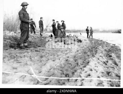 ITALIEN: FÜNFTE ARMYCROSSING DES FLUSSES GARIGLIANO - Truppen ruhen und "brauen" sich am Ufer des Garigliano. Fotografisches negativ, britische Armee Stockfoto