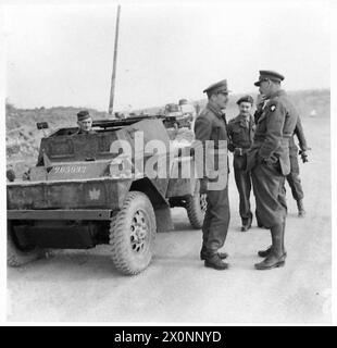 ITALIEN : ACHTER Armeen-LEESE BESUCHT ARTILLERIEANLAGEN - während General Leese auf sein Auto wartete, kam ein Pfadfinderwagen mit Major Vokes, der die 1. Kanadische Division kommandierte. General Leese hielt den Wagen an und unterhielt sich am Straßenrand informell mit Generalmajor Vokes. Fotografisches negativ, britische Armee Stockfoto