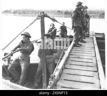 ITALIEN: FÜNFTE ARMYCROSSING DES FLUSSES GARIGLIANO - eines der Flöße, die den Fluss Garigliano überqueren. Fotografisches negativ, britische Armee Stockfoto