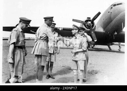Seine Majestät der König besucht das 5. Korps auf einem Flugplatz und wird von Generalleutnant Allfrey getroffen. Ein fotografisches negativ dokumentiert den offiziellen Besuch. Stockfoto